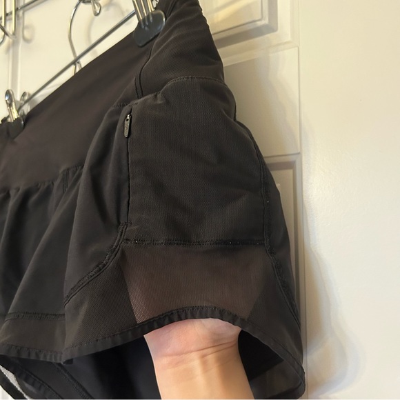 LULULEMON MIND OVER MILES BLACK 3.5 INSEAM LOW RISE SHORT SIZE 2 - Picture 6 of 14